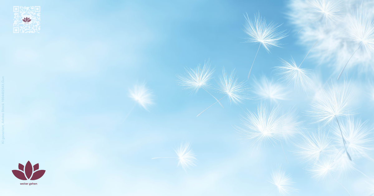 Zarte Pusteblumensamen, die durch einen hellblauen Himmel schweben