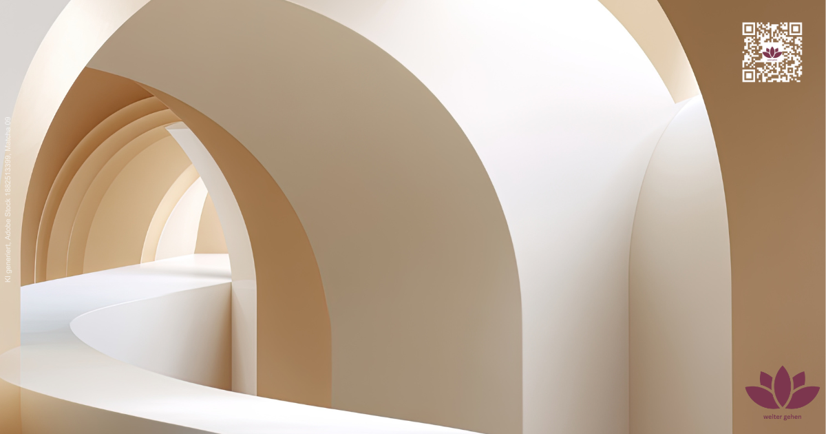 Geschwungener Weg durch helle Architektur – Symbol für den individuellen Coachingprozess und persönliche Entwicklung