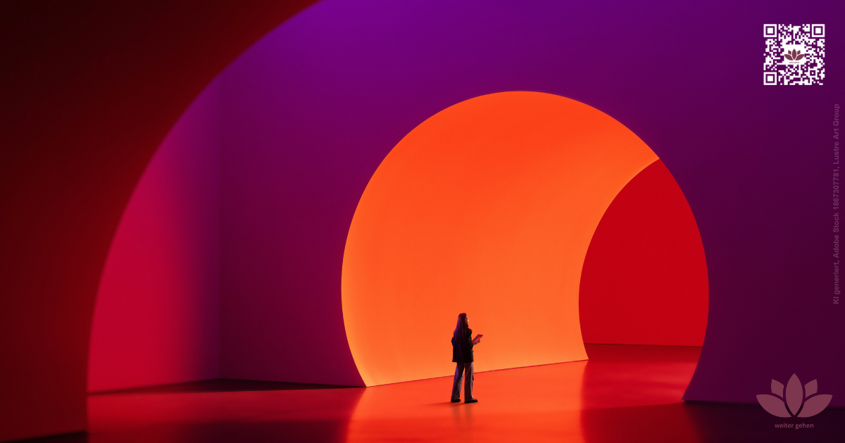 Person steht vor einem leuchtenden Durchgang – Symbol für Veränderung, Orientierung und neue Möglichkeiten im Coaching